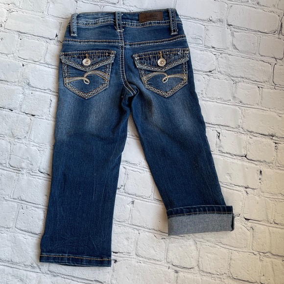 Justice Jean Capris - Picture 4 of 7